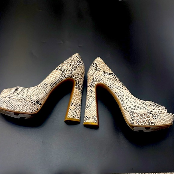 Size 8 super FUN snake print heels!! - Picture 2 of 4
